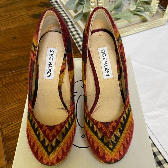 Steve Madden shoes | Aztec Pammyy Wedges | Red & Blue - Picture 3 of 5